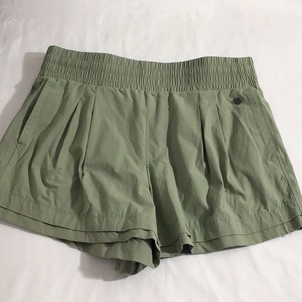 🌼 CALIA HIGH RISE SHORTS . SIZE MED‎